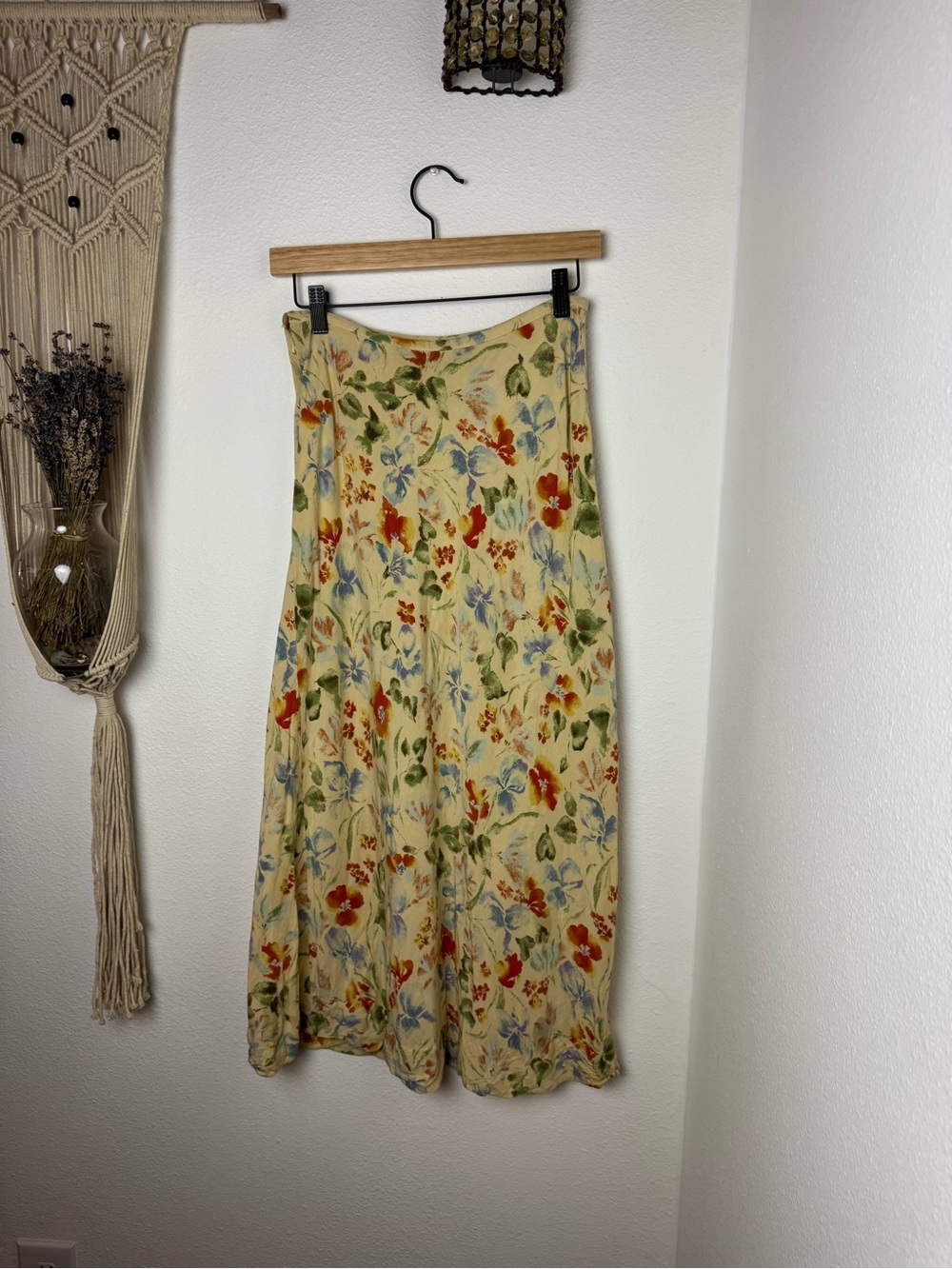 Vintage Cream Floral Midi Skirt with Red and Blue Blooms - Picture 2 of 3